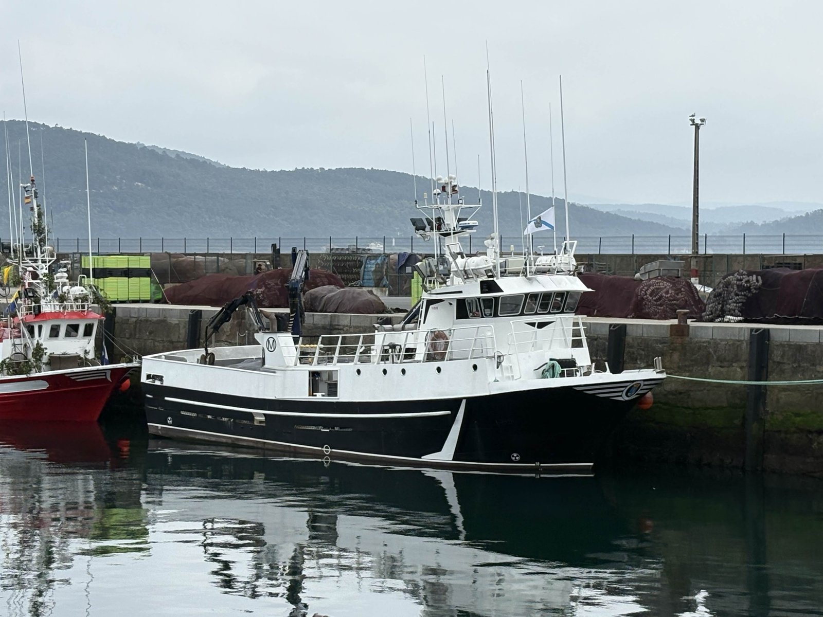 Buque pesquero amarrado en un puerto